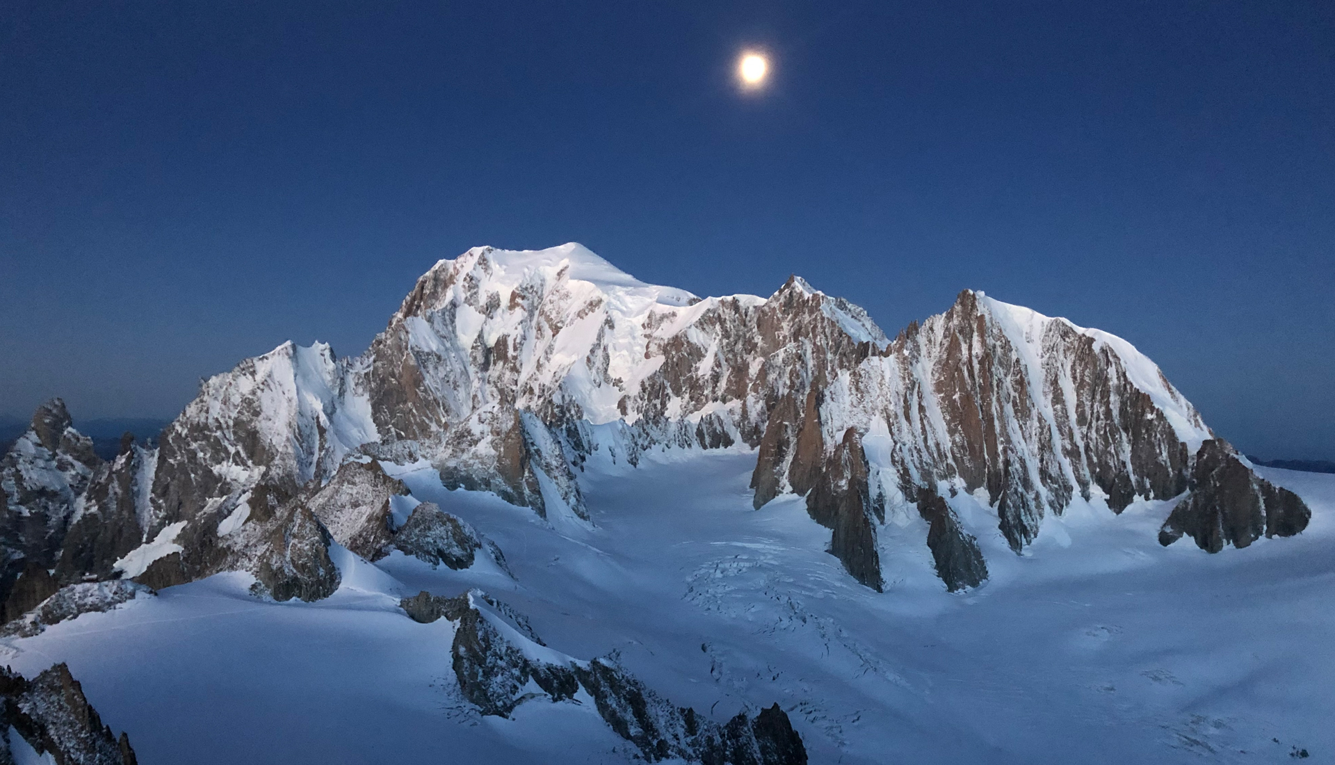 La lune au-dessus du Mont Blanc