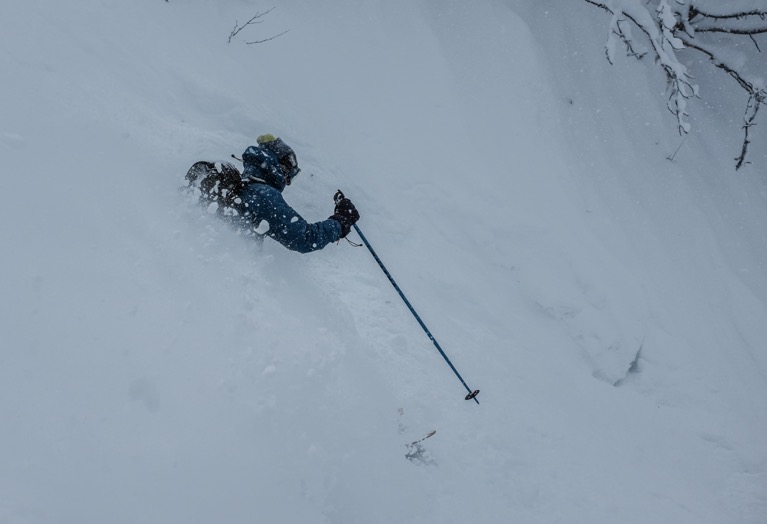 Ski hors pistes aux grands montés à chamonix dans les couloirs sous lognan