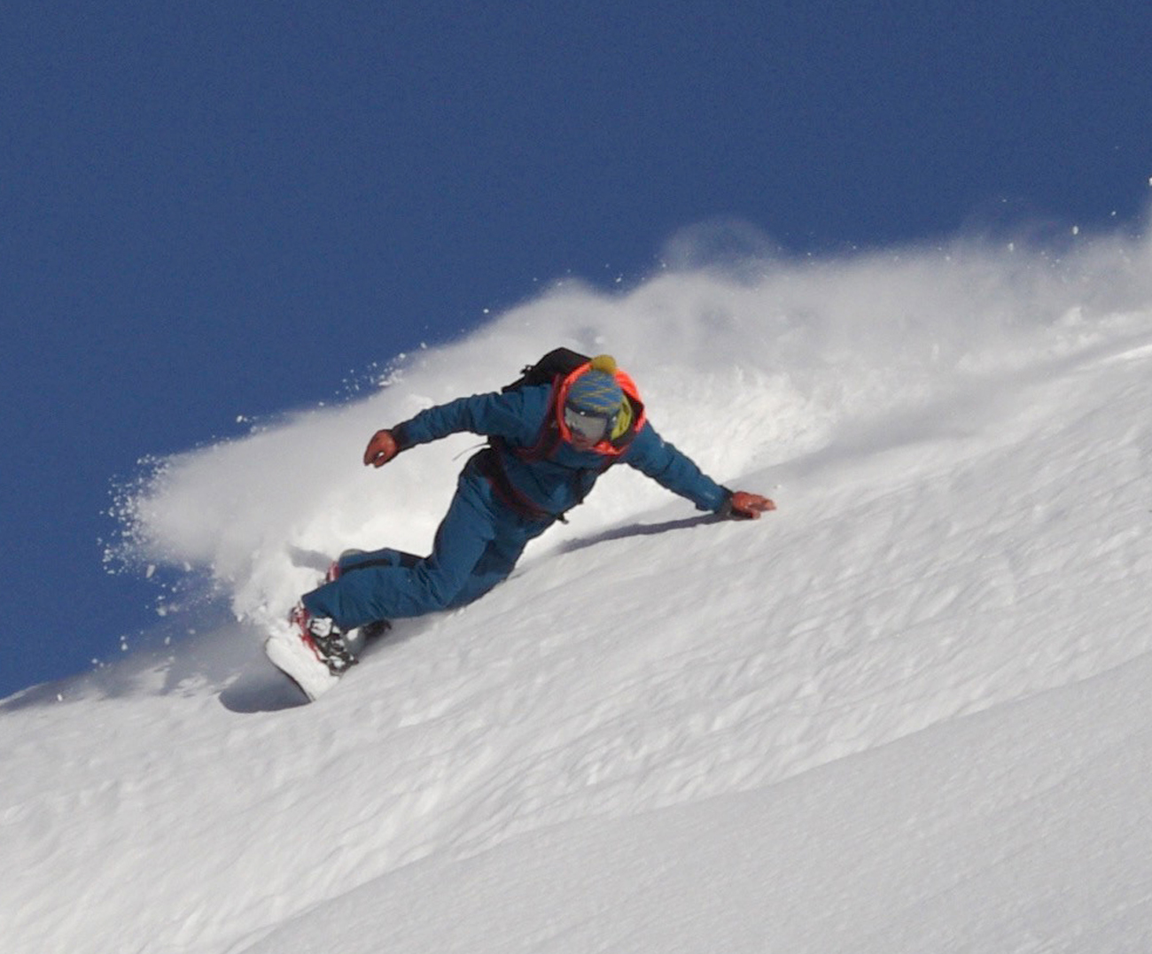 Snowboarder carving off-piste